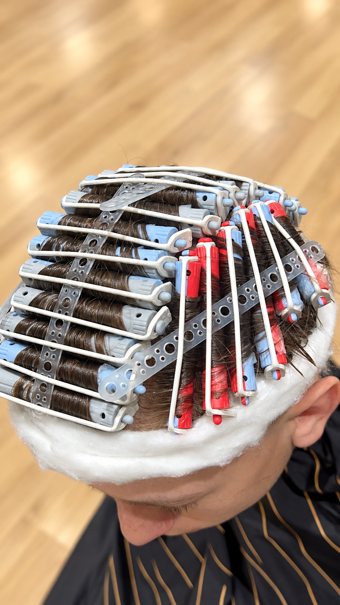 Dauerwelle in Arbeit – Wickeltechnik im Michael T. Friseursalon
